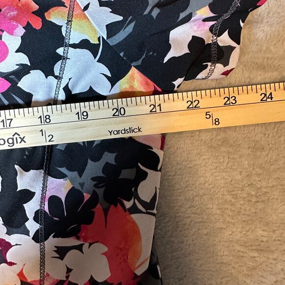 Nice! Dickies Women’s Floral Scrub Top Size Large V Neck Medical Uniform Stretch - Picture 6 of 7